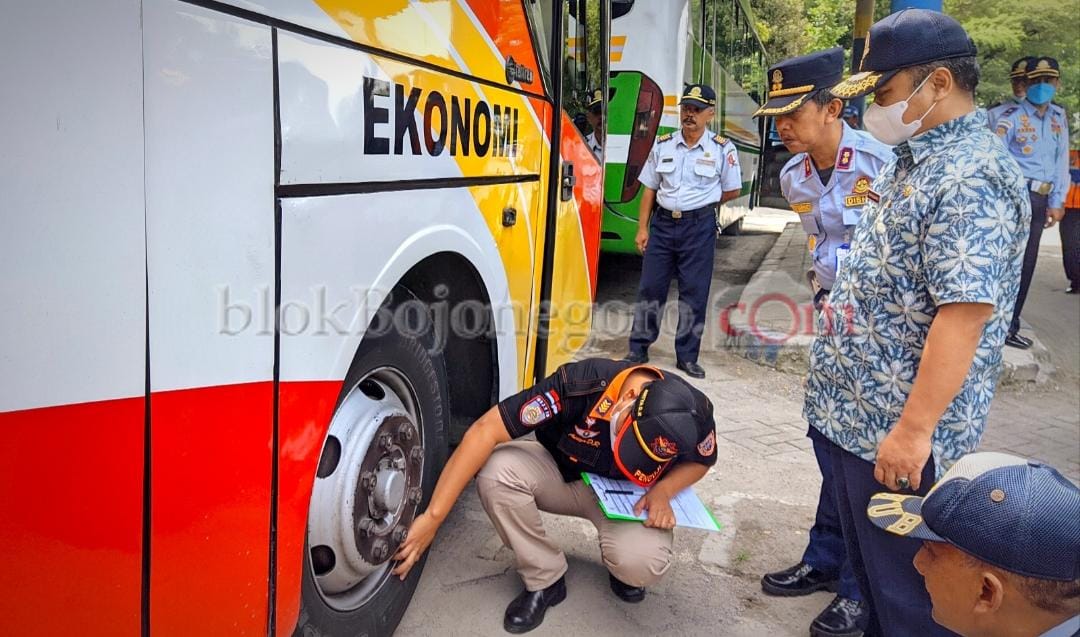 Jelang Mudik Lebaran, Petugas Gabungan Gelar Ramp Check Kelayakan Bus di Bojonegoro